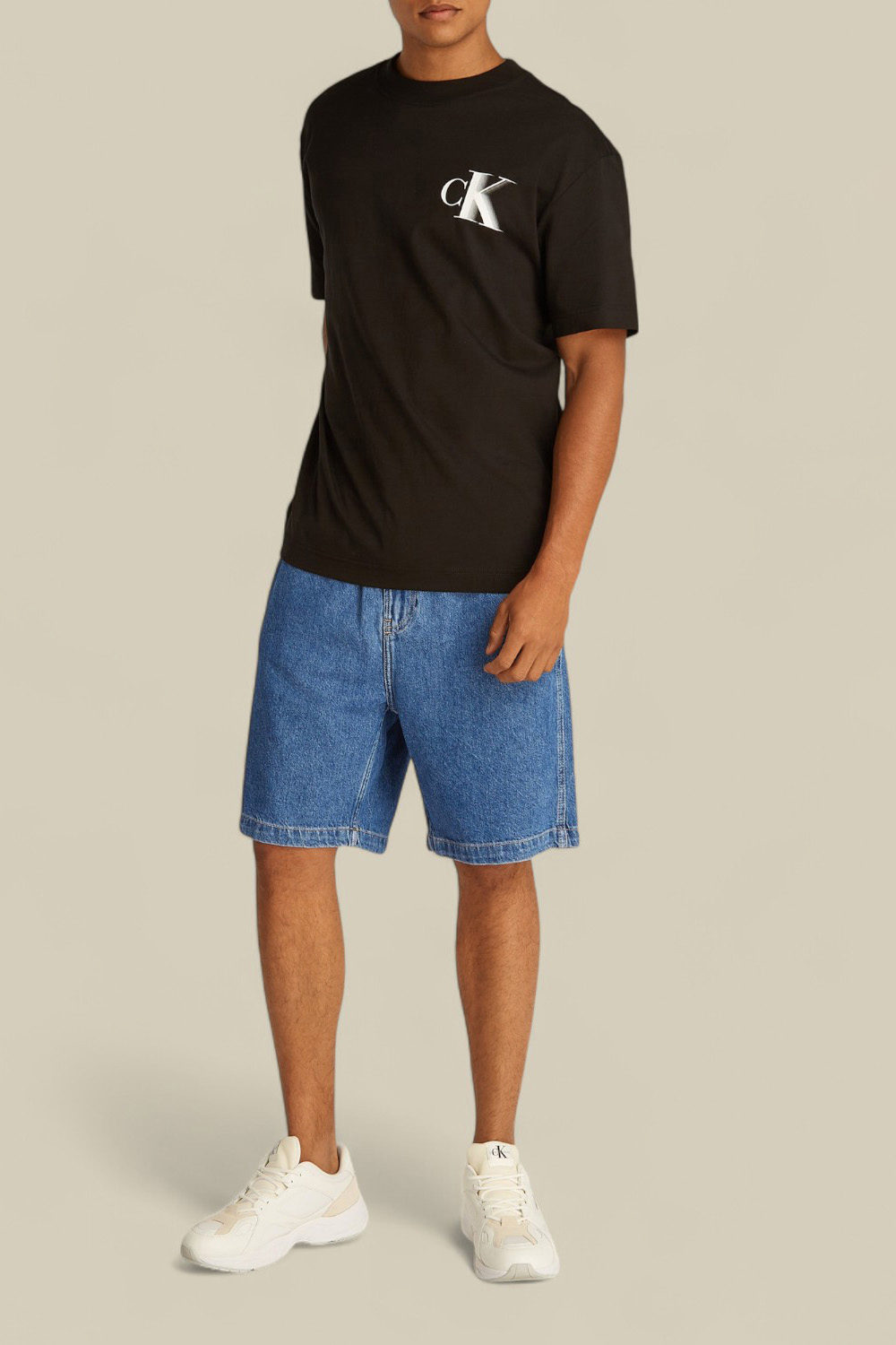 תמונת כל הלוק של מכנסי ברמודה ג'ינס